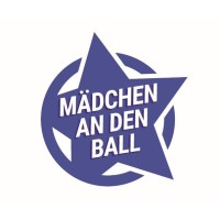 Mädchen an den Ball